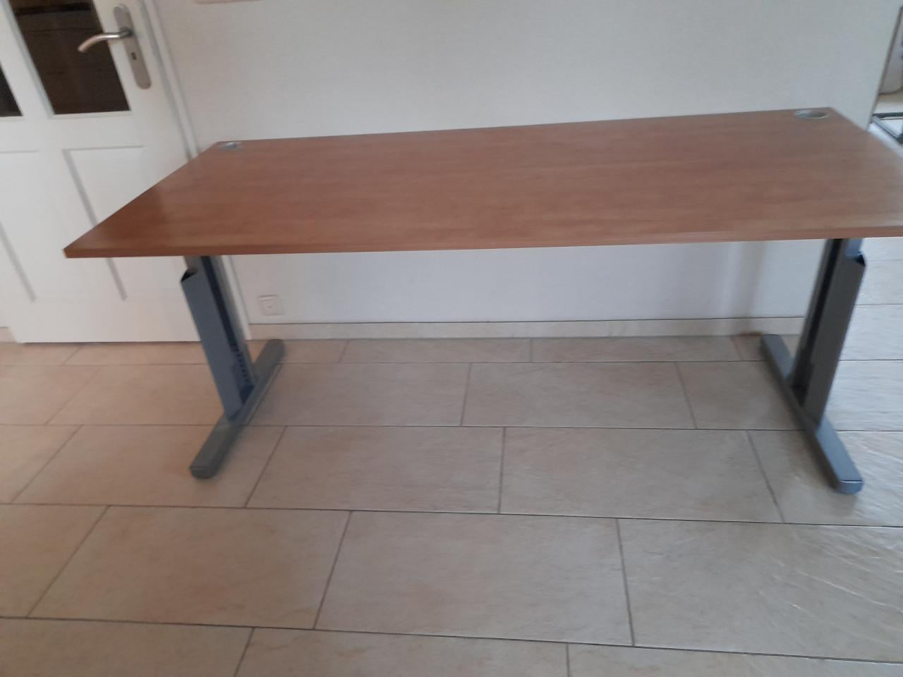 Bureau 80 x 180  (in hoogte verstelbaar van 60/84H ( in goede staat )