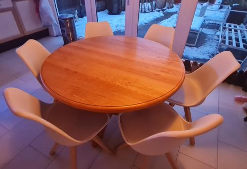 Te Koop: eettafel rond + 6 stoelen