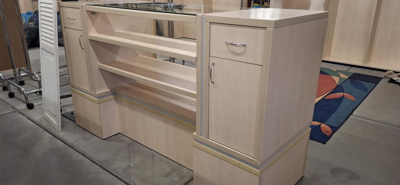 Winkeltoonbank winkelbalie met glazen blad en opbergruimte