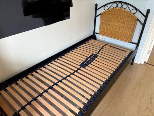 Bed, zwart metaal met rotan