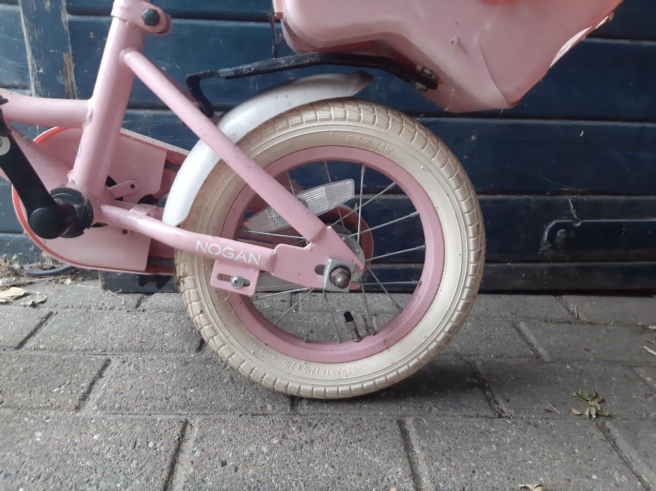 Roze kinderfietsje met zijwieltjes – weinig gebruikt