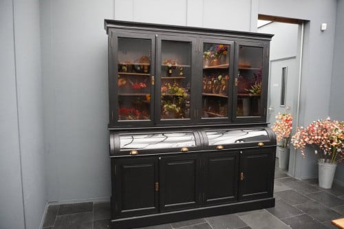 Grote zwarte grutter / vitrine kast - verhuizings uitverkoop!
