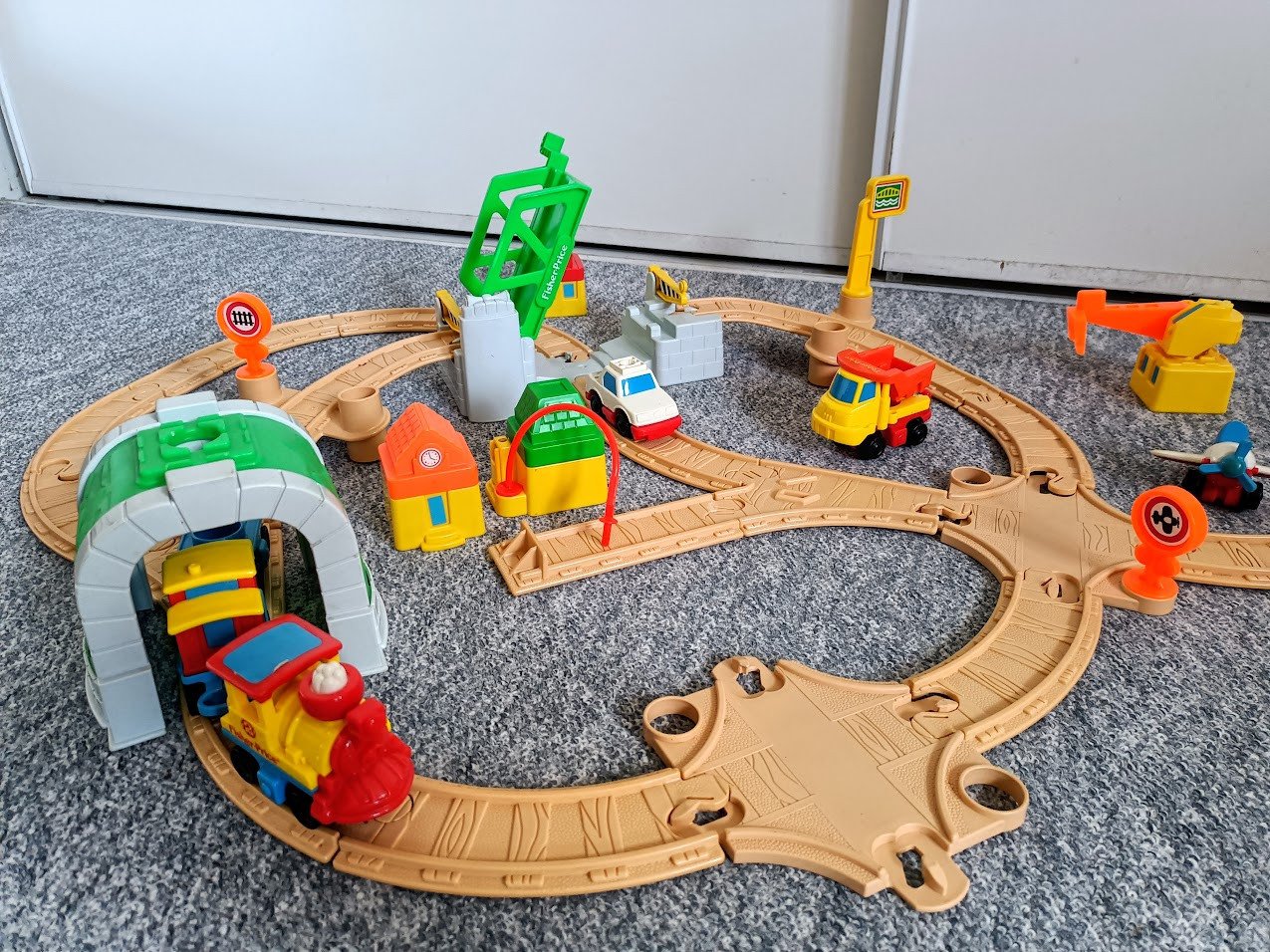 Treinset met Spoorbrug, Tunnel en Treinen  Fisher-price