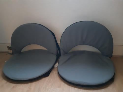 2 verstelbare vloerstoelen