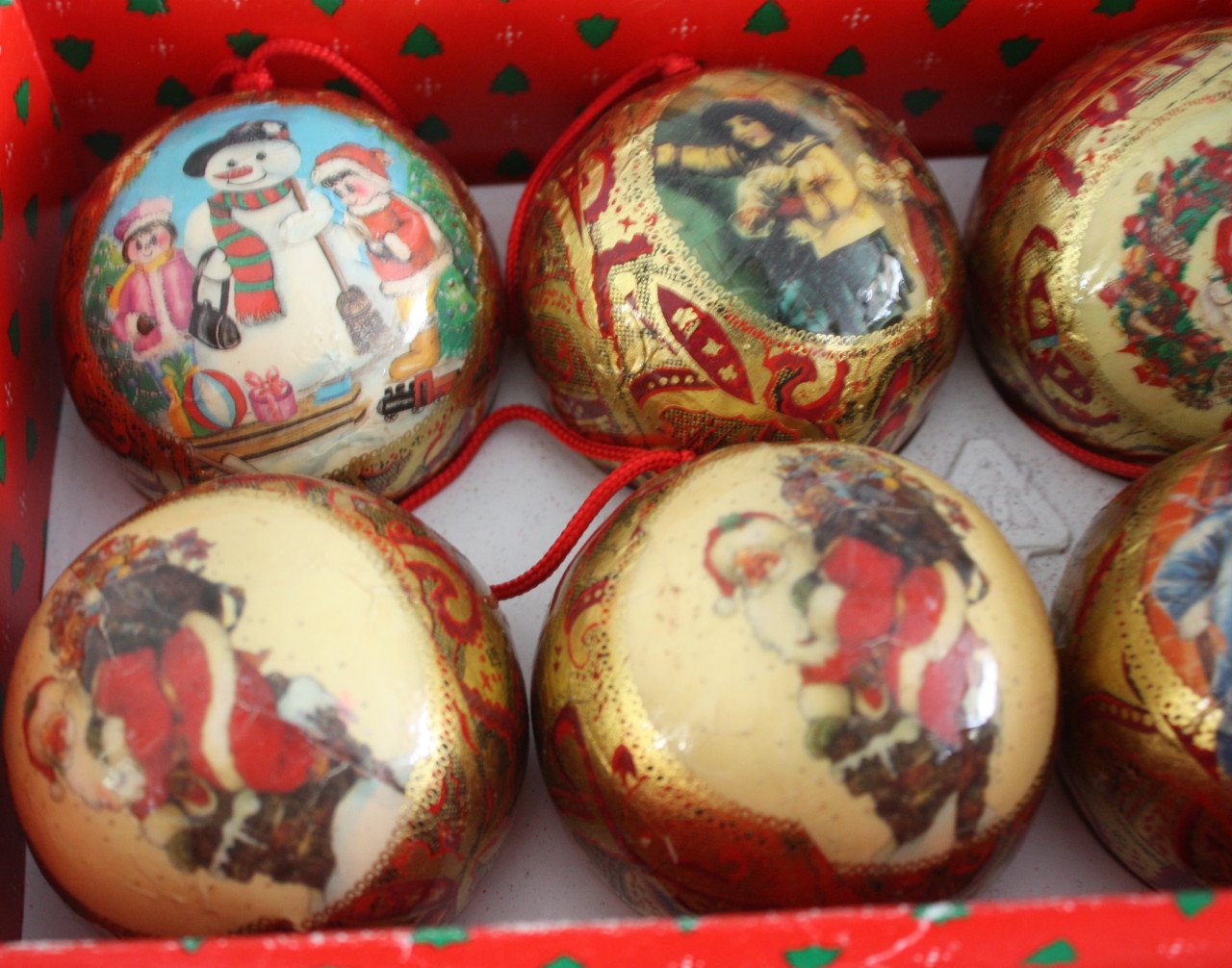 Set van 6 kunstof kerstbaen met vintage print