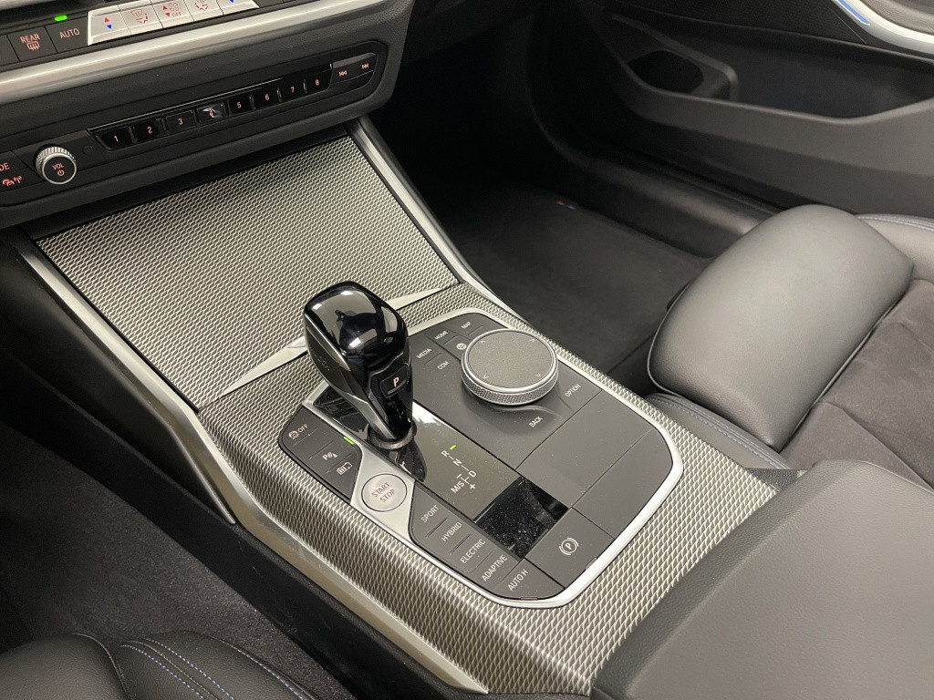 BMW 3-serie touring 330e xdrive m-sport | adaptief cc | panoramadak | trekh