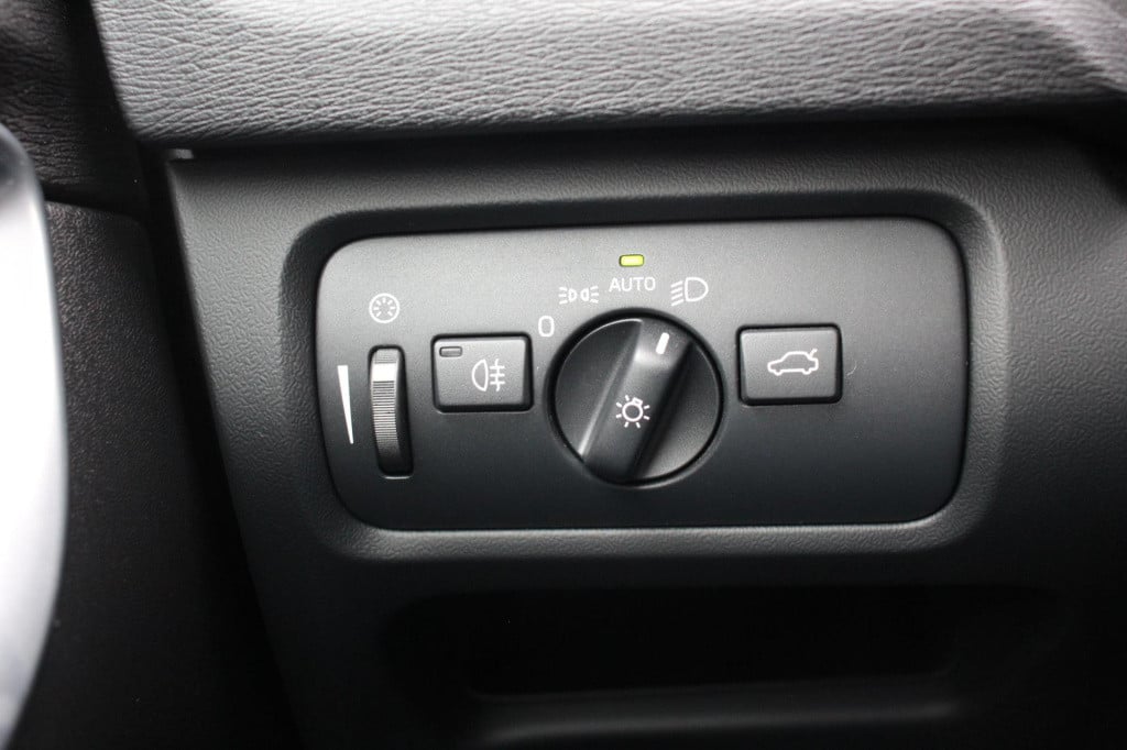 Volvo V40 1.6 t2 you! - xenon - cruise - pdc - high perf audio - dealer oh!