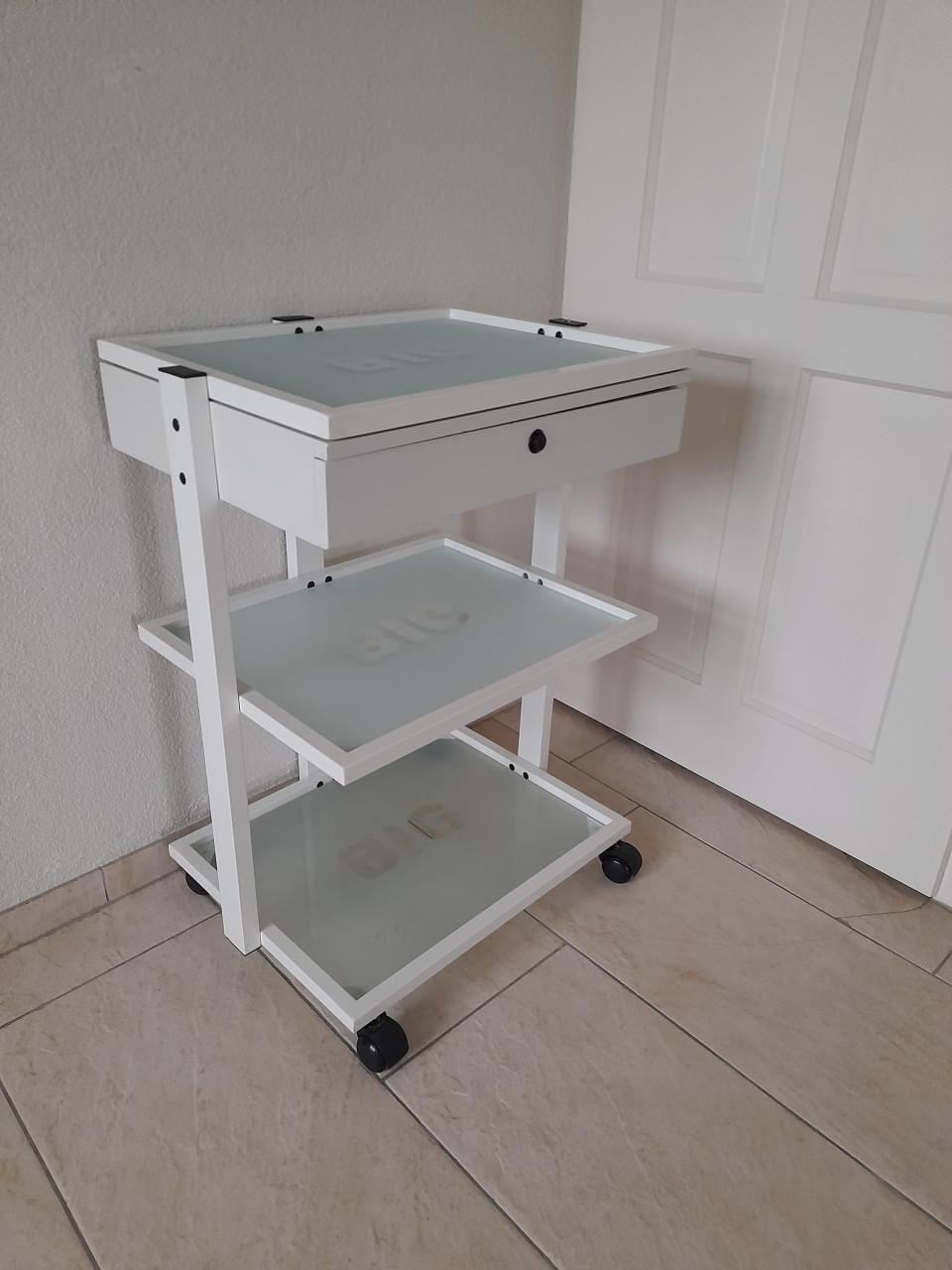 Kaptafel / Make up tafel op wielen (47 x 60 x 80H) in goede nette staat!