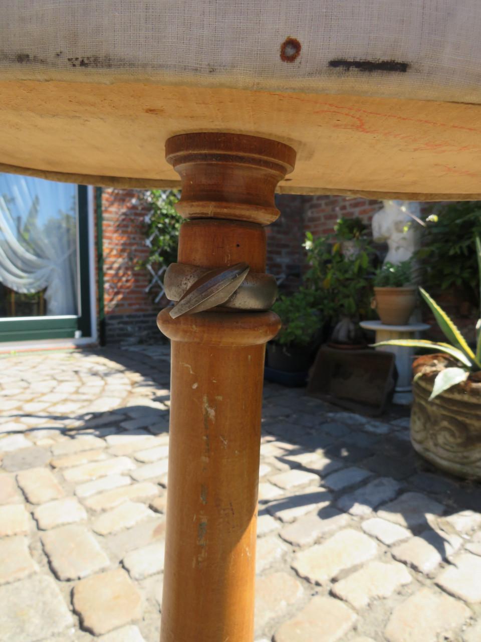 Antieke paspop met houten onderstel
