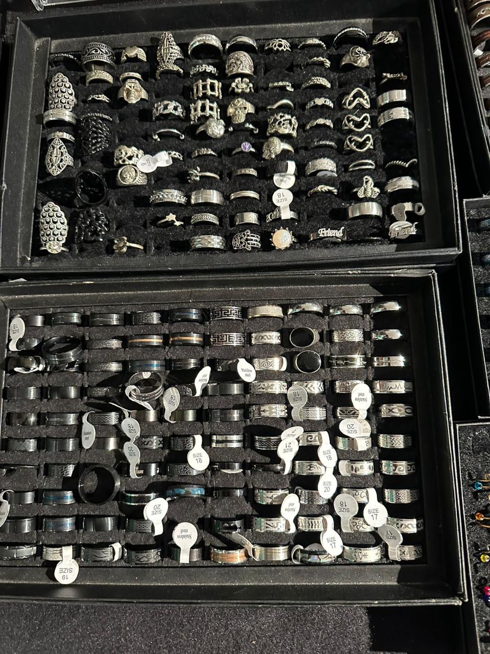 Partij sieraden te koop oa hangers, armbandjes, oorbellen en ringen