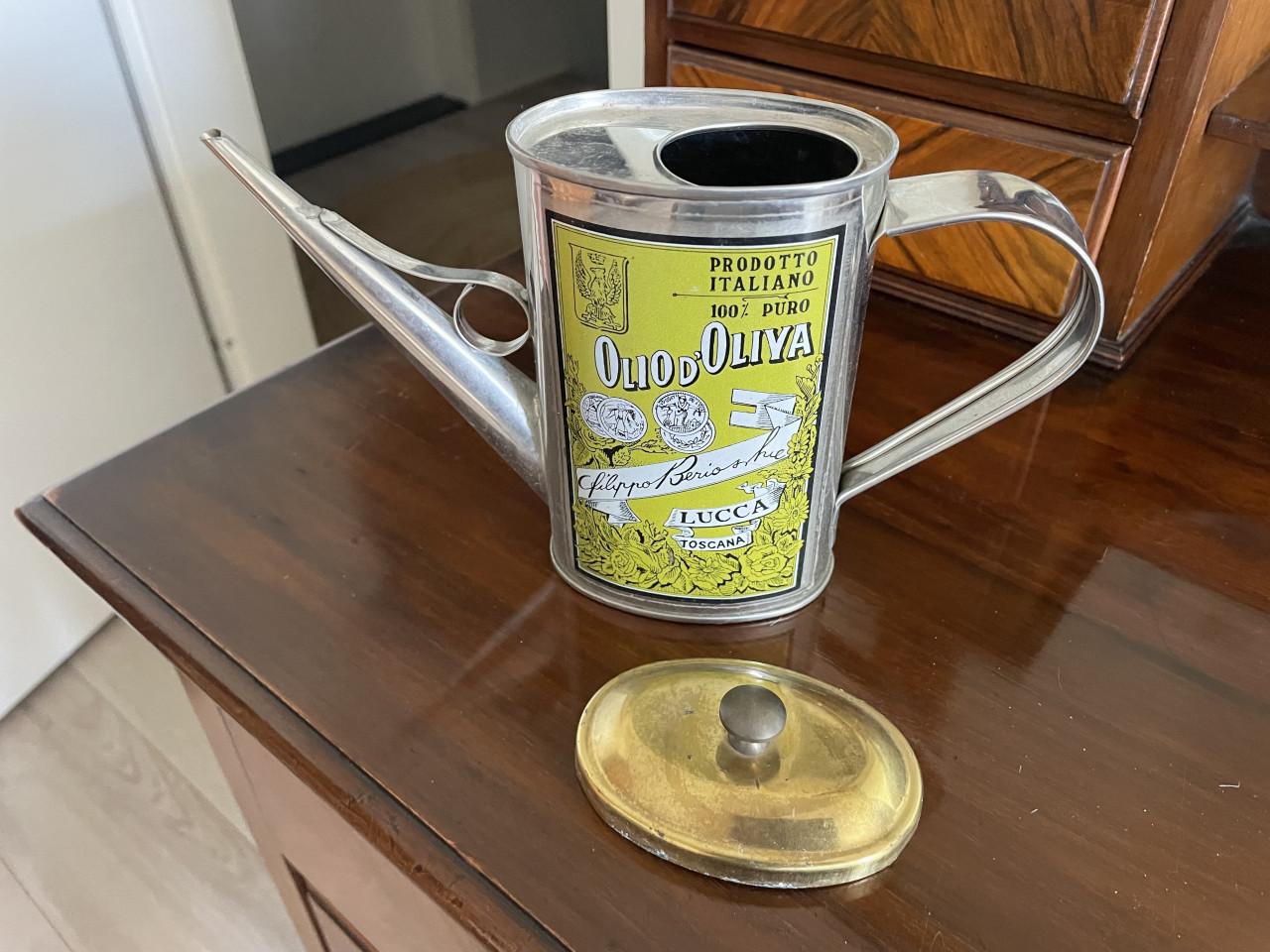 Een vintage Olio D'Oliva oliekan.