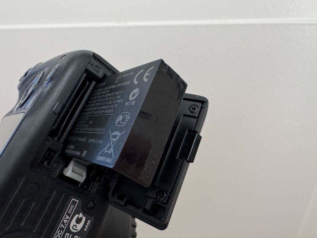 Canon EOS100D camerabody+lader+4 accu’s+cover+strap+doos