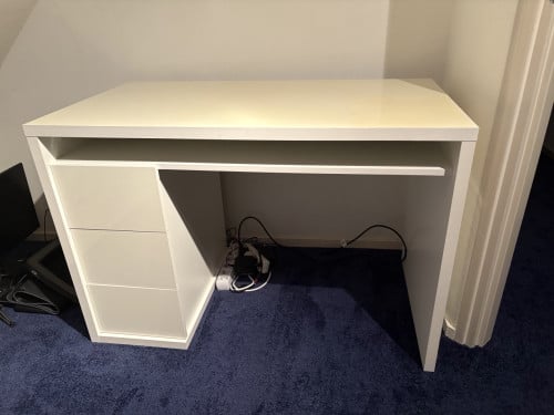Wit bureau met 3 laden