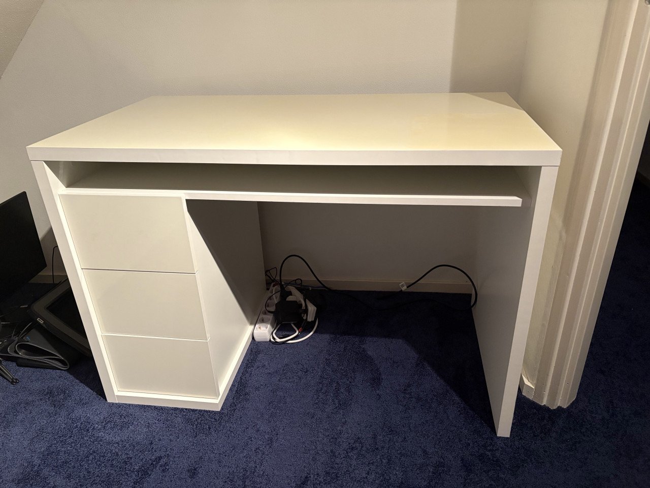 Wit bureau met 3 laden