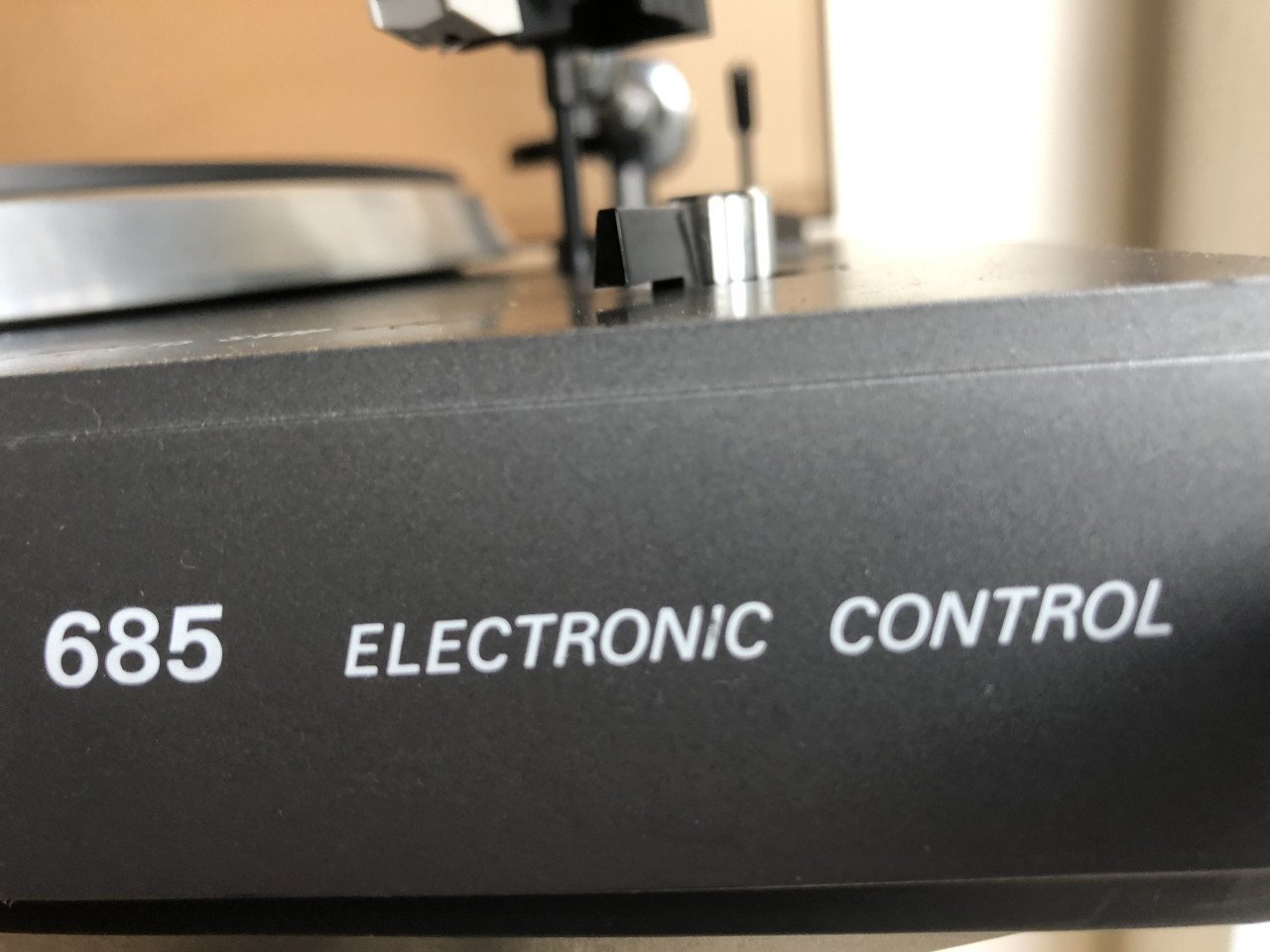 Philips platenspeler 685 met nieuwe naald en snaar.