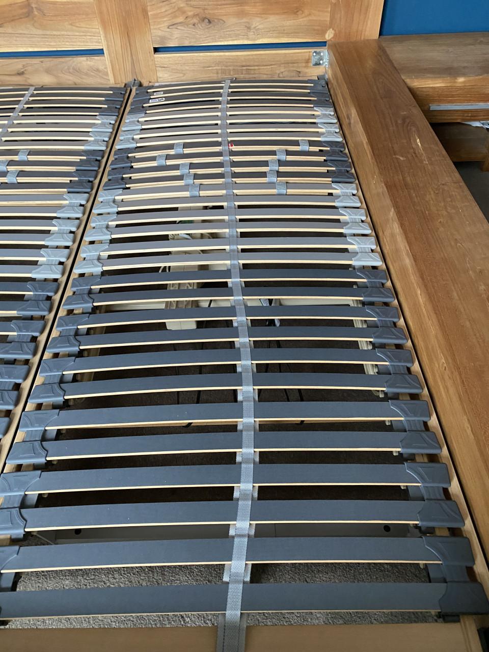 Tweepersoons teakhouten bed, elek verstelbaar, nachtkastjes