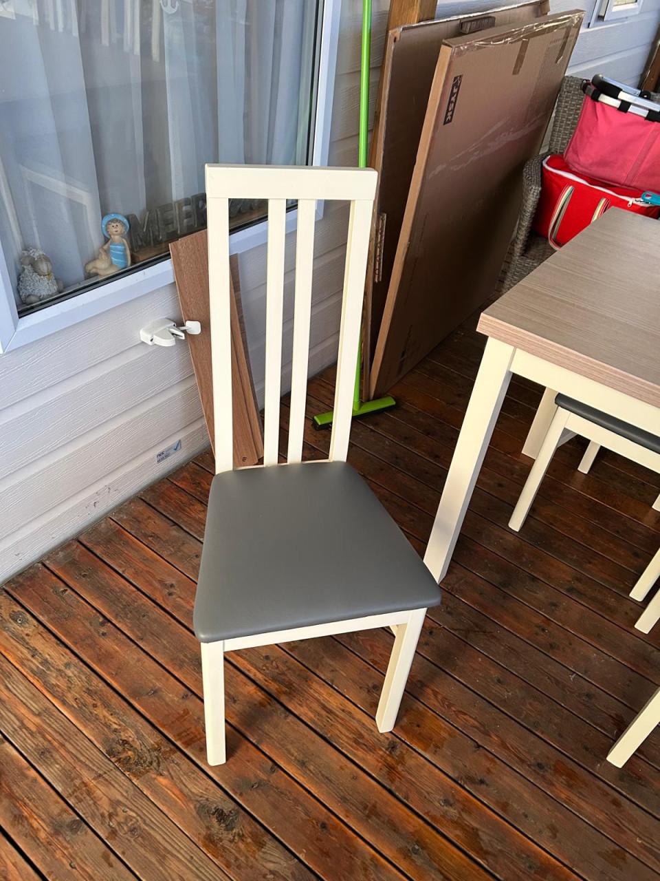 Eettafel met 4 stoelen