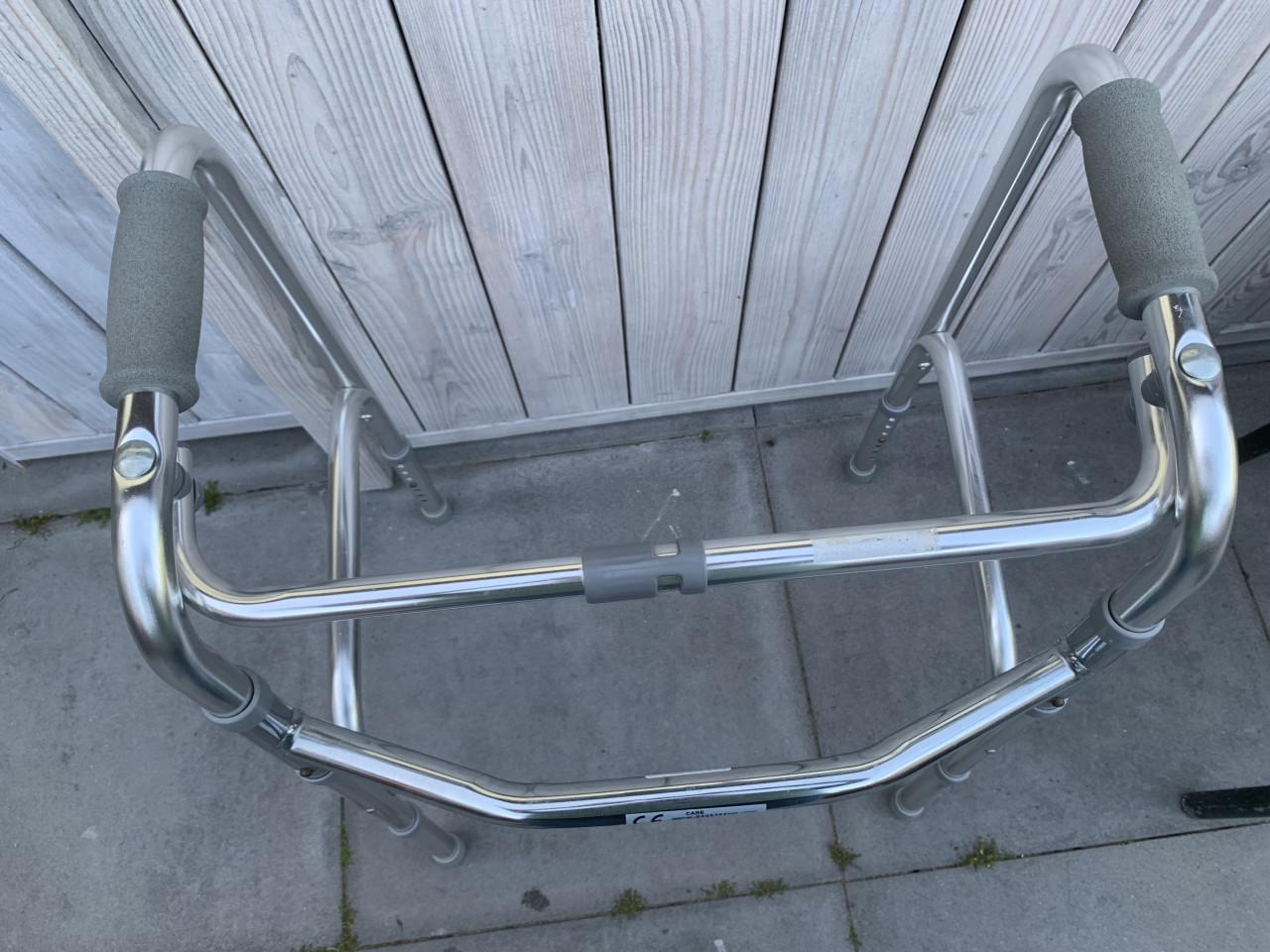 Verstelbare looprek gemaakt van lichtgewicht aluminium,