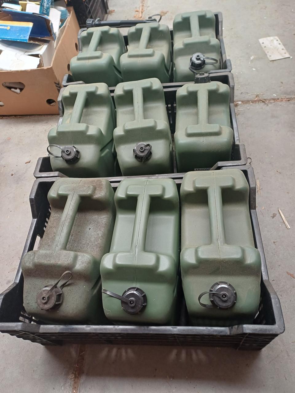 Jerrycans met schenktuit (10 stuks à 10 ltr)