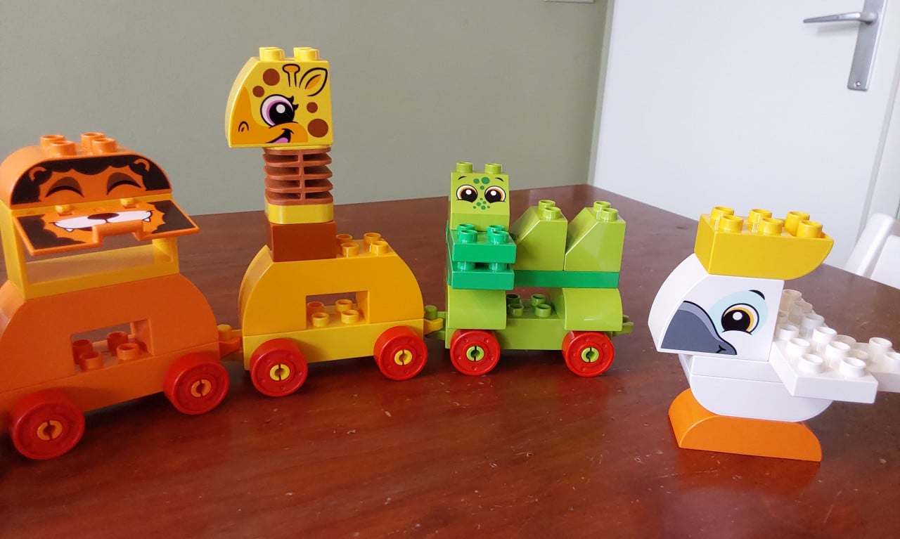 2 Sets van Lego Duplo met plaat+opbergdoos + extra