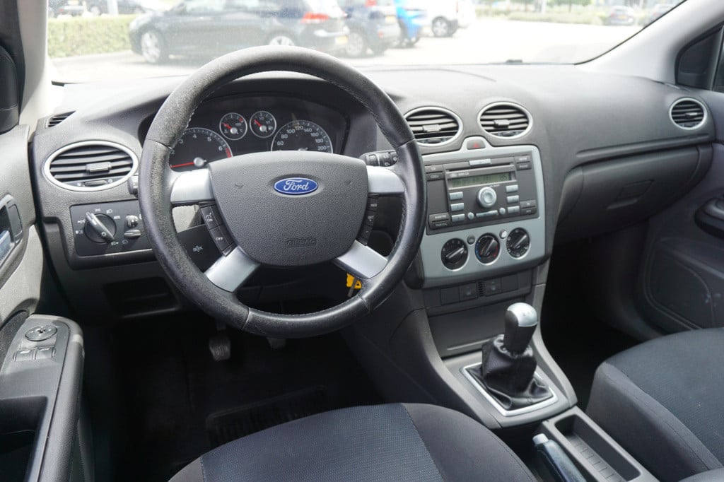 Ford Focus 1.6-16v first edition airco / elektr. ramen / lm velgen / trekha