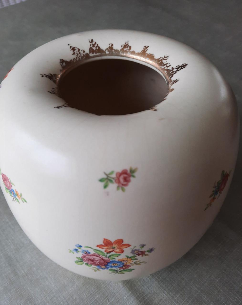 Vaas van Ned. Kon. Plateelbakkerij Gouda.