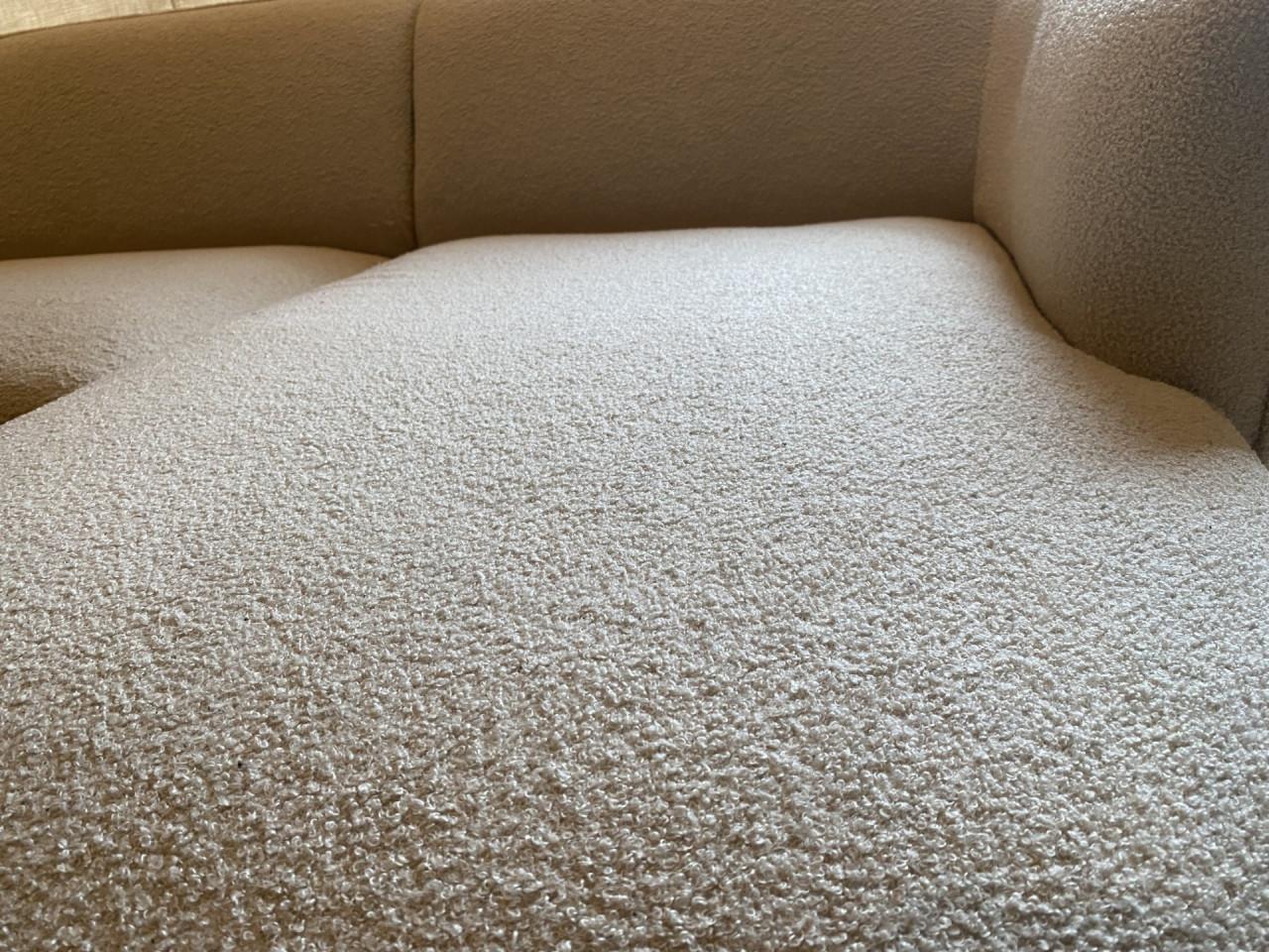 Organische hoekbank + poef + 5 eetkamerstoelen te koop!