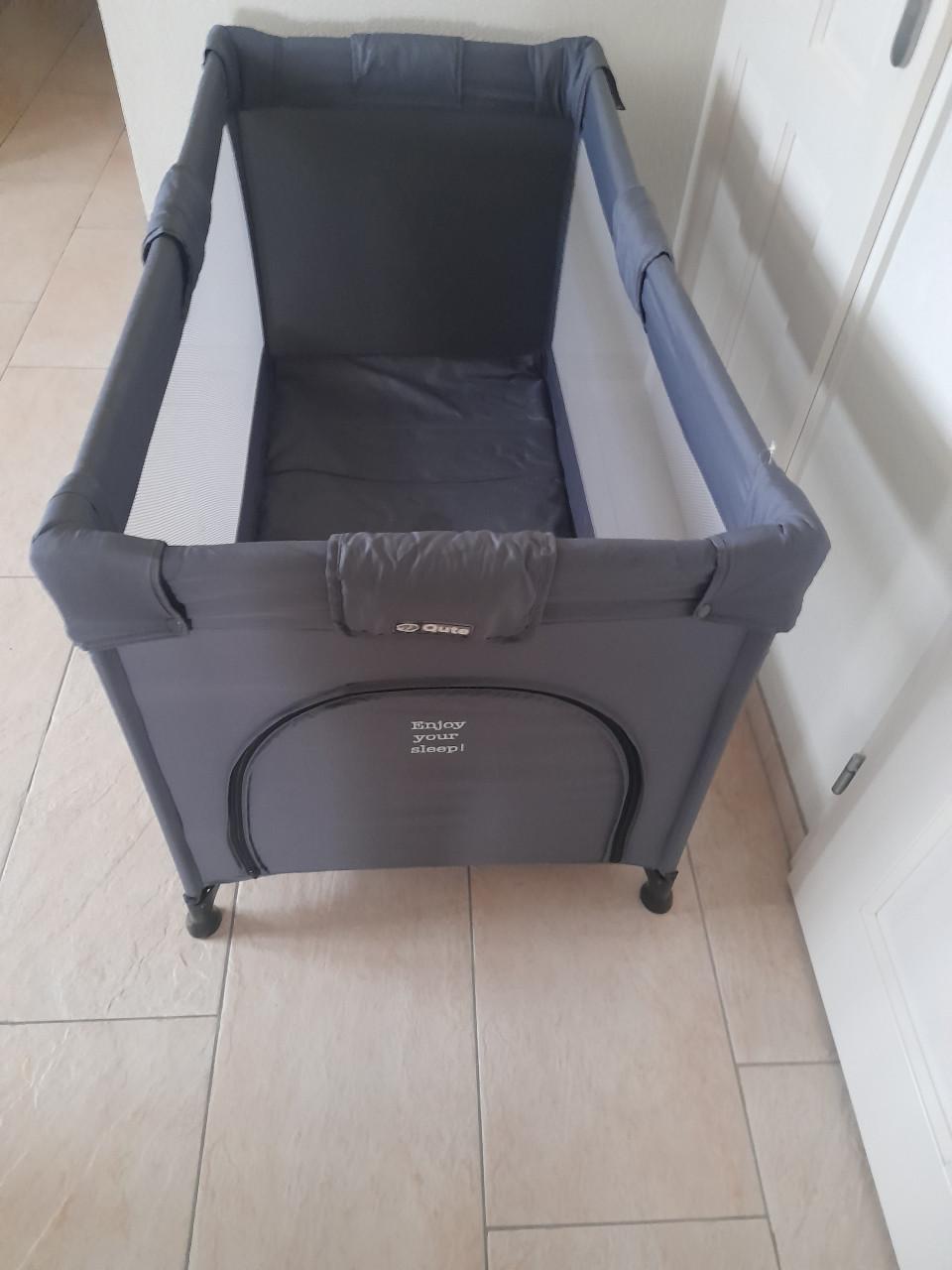 Cute  Campingbedje met uit kruip mogelijkheid (z.g.a.n.)