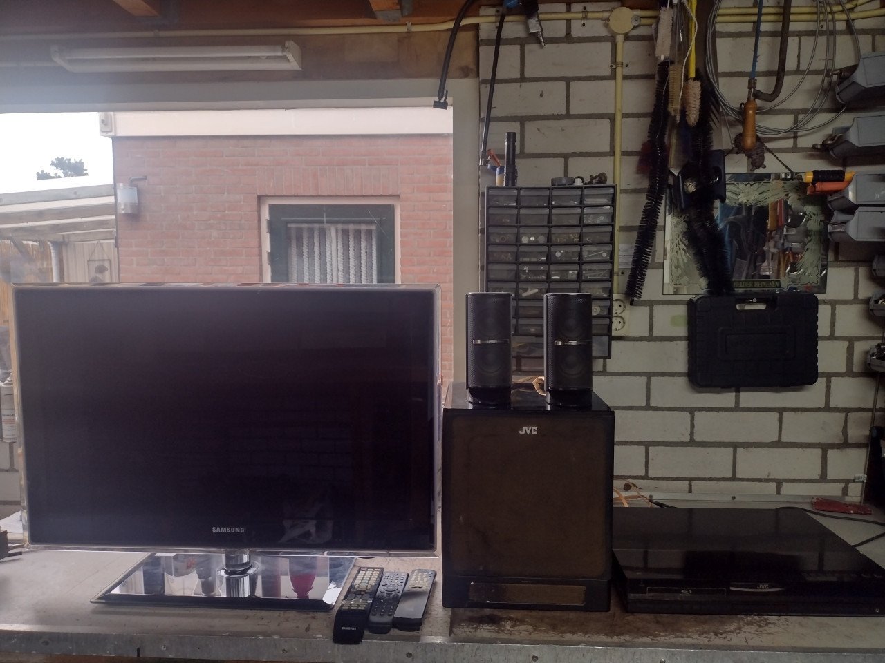 Te koop: Tv, Versterker en Boxen