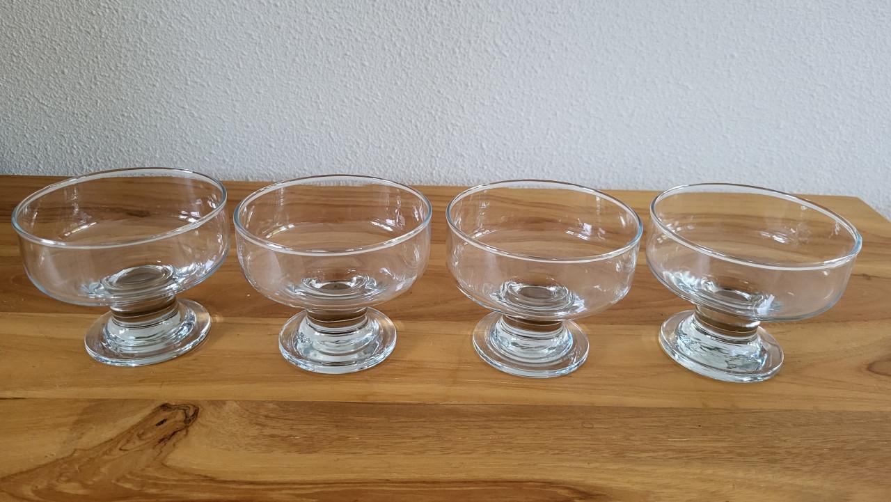 Set v 4 glazen ijscoupes dessertcoupes