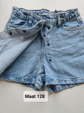 Lichtblauw spijkerstof rokje / broekje van YFK Maat 128