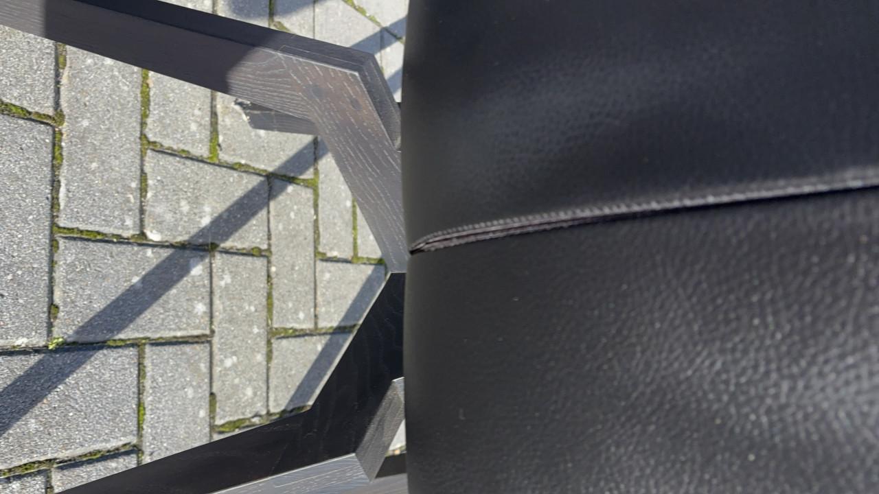 Tafel en stoelen