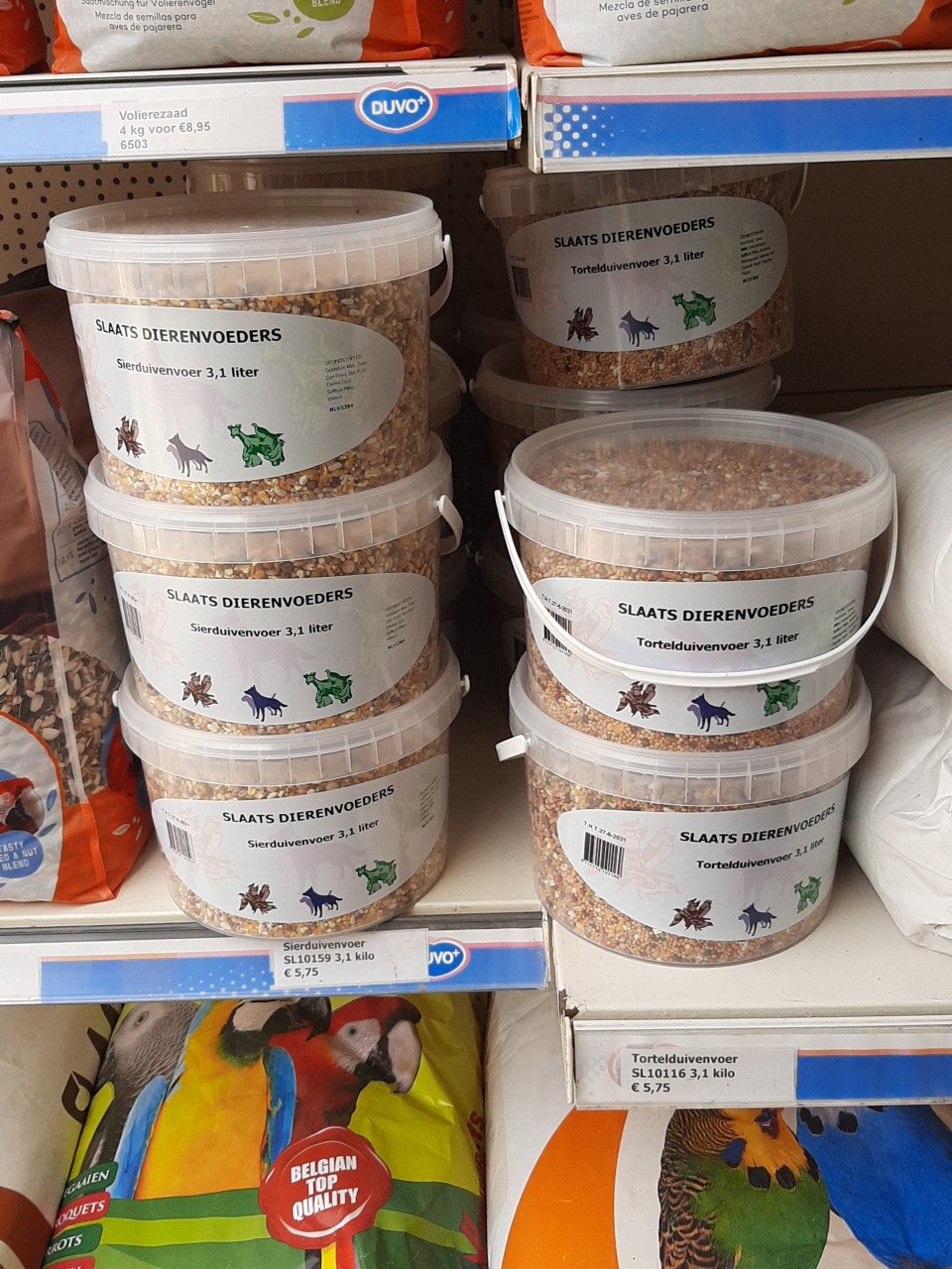 Allerlei duivenvoeders- en benodigdheden