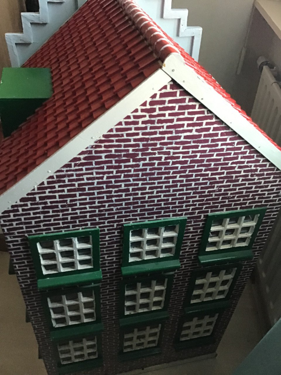 Houten poppenhuis met inhoud