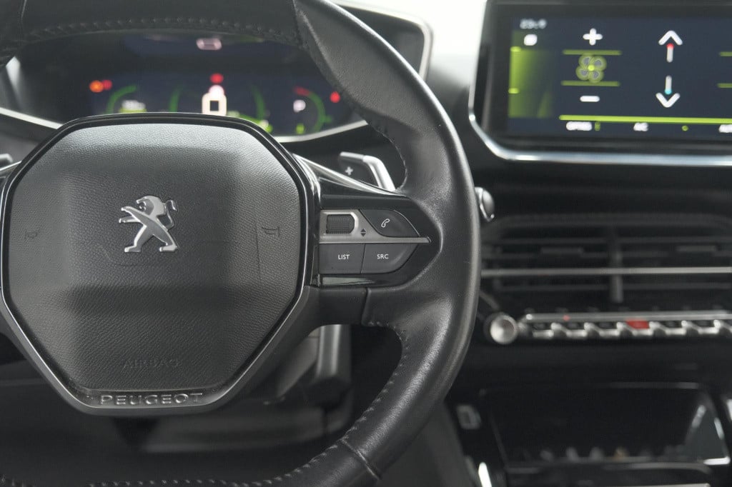 Peugeot 208 puretech 100 eat8 allure | camera | apple carplay | navigatie |