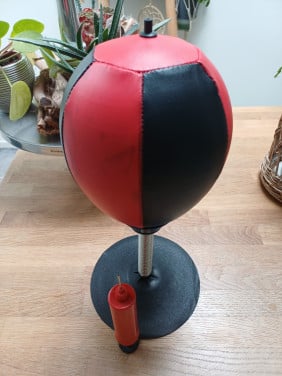 STRESS Buster BOKSBAL 17 x 17 x 35 cm PU leer voor op het BUREAU