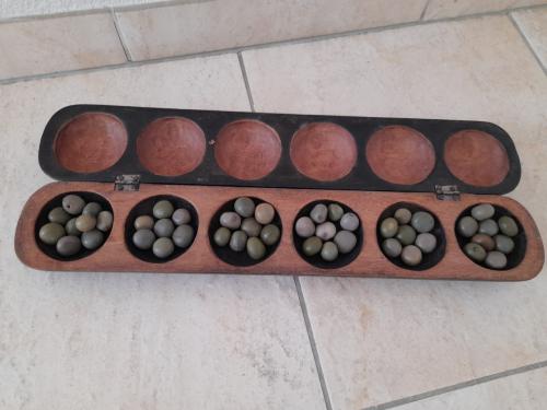 Houten Mancala Oware spel met zaden! (in goede nette staat )