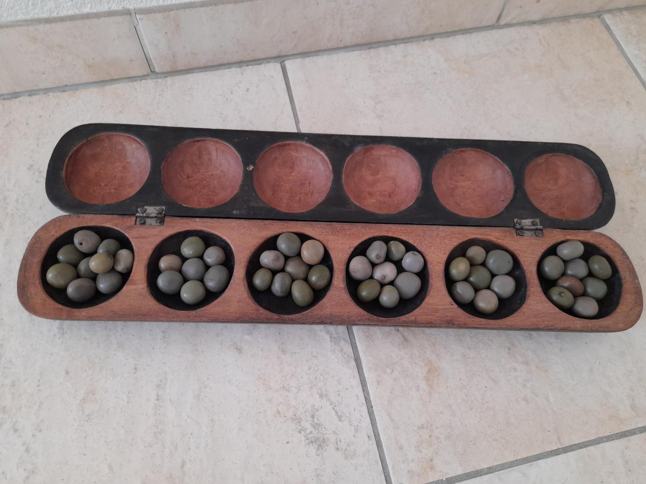 Houten Mancala Oware spel met zaden! (in goede nette staat )