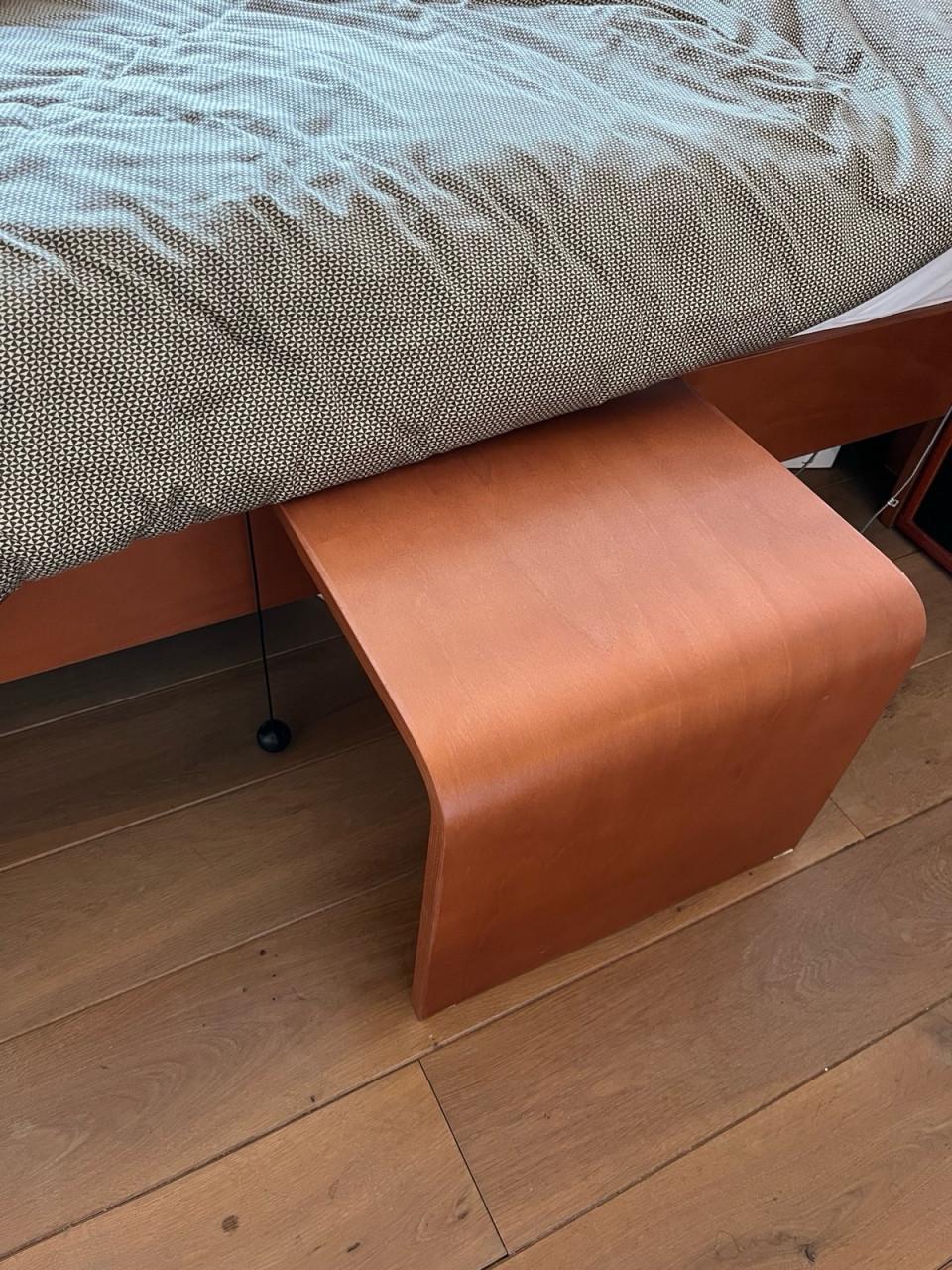 Twee Auping autonde aanhaaktafeltjes kersenkleur