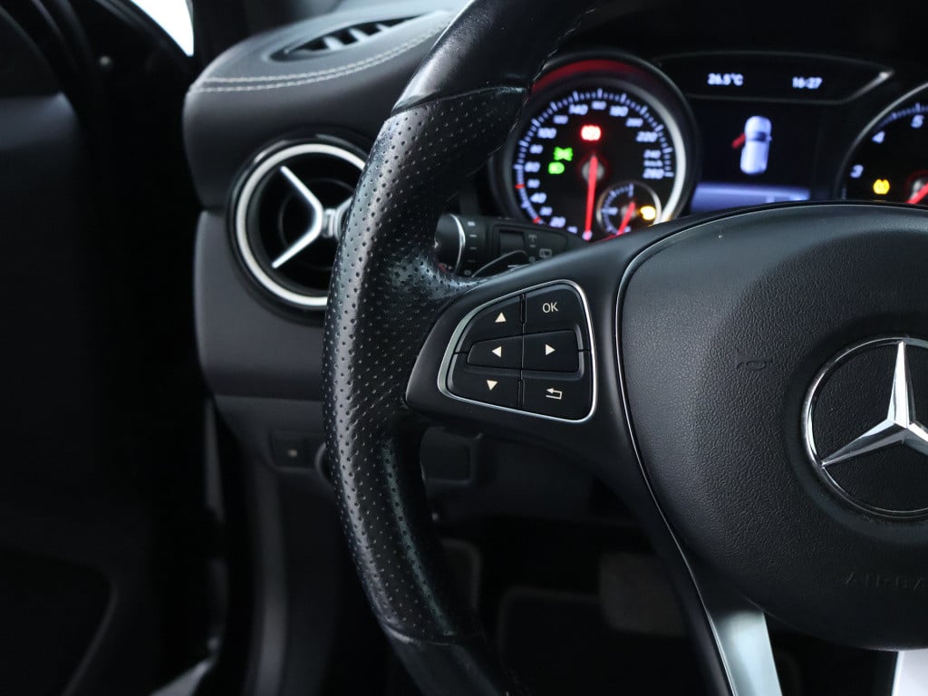 Mercedes-Benz Gla-klasse 180 business solution amg line | panoramadak | cru