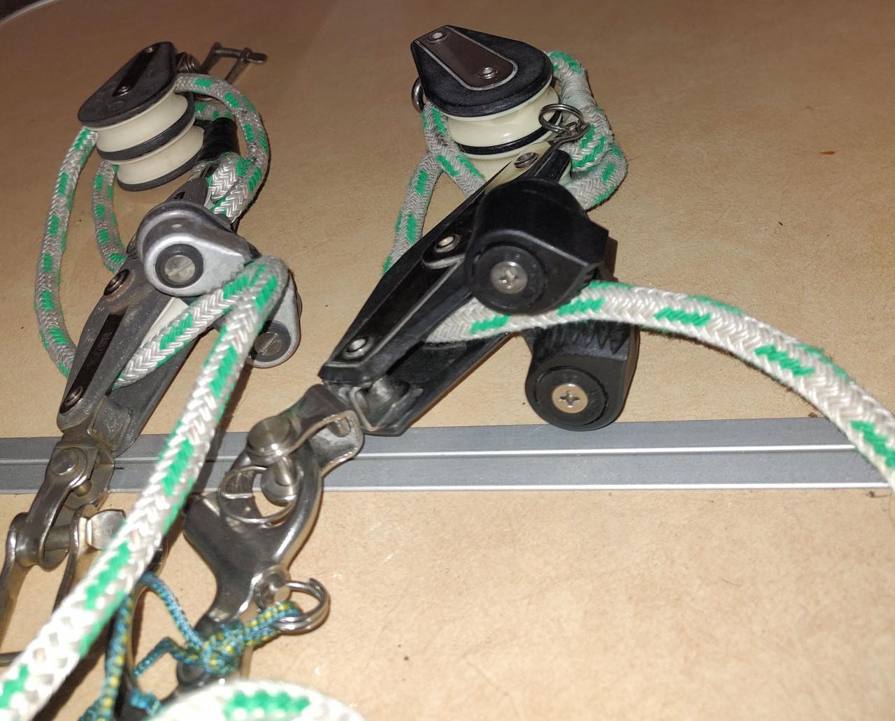 Te koop: 2x schoot of neerhaler katrol met klem