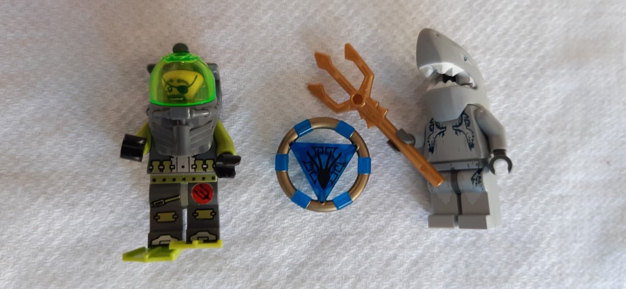 LEGO Atlantis 8057: Slag bij het scheepswrak  2 figuren.