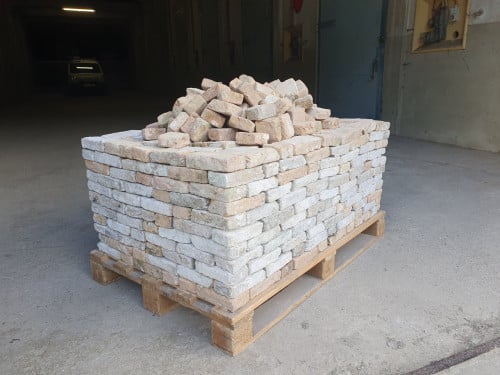 Oude ijsselsteentjes oftewel handvorm ijsselstenen op pallet.