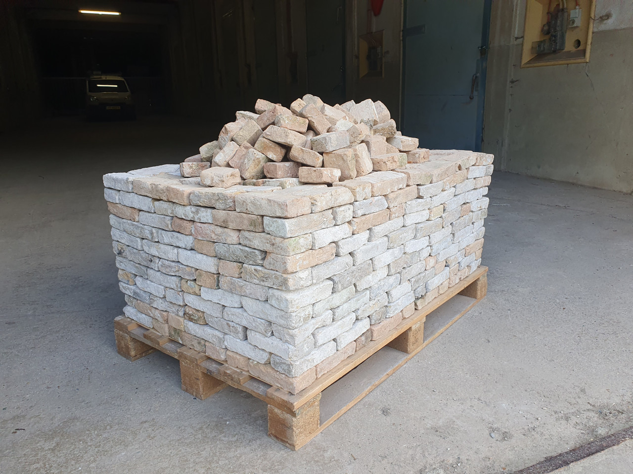 Oude ijsselsteentjes oftewel handvorm ijsselstenen op pallet.