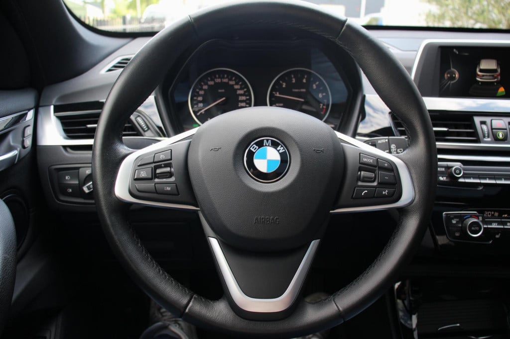 BMW X1 xdrive20i sport line automaat - led - pano - navi - stoel verw - cru