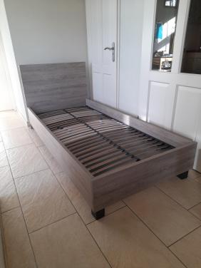 1 persoons bed 90 x 200 ( in goede nette staat )