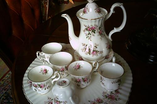 ROYAL ALBERT porseleinen 6-p. mokka servies met toebehoren - lavender rose.