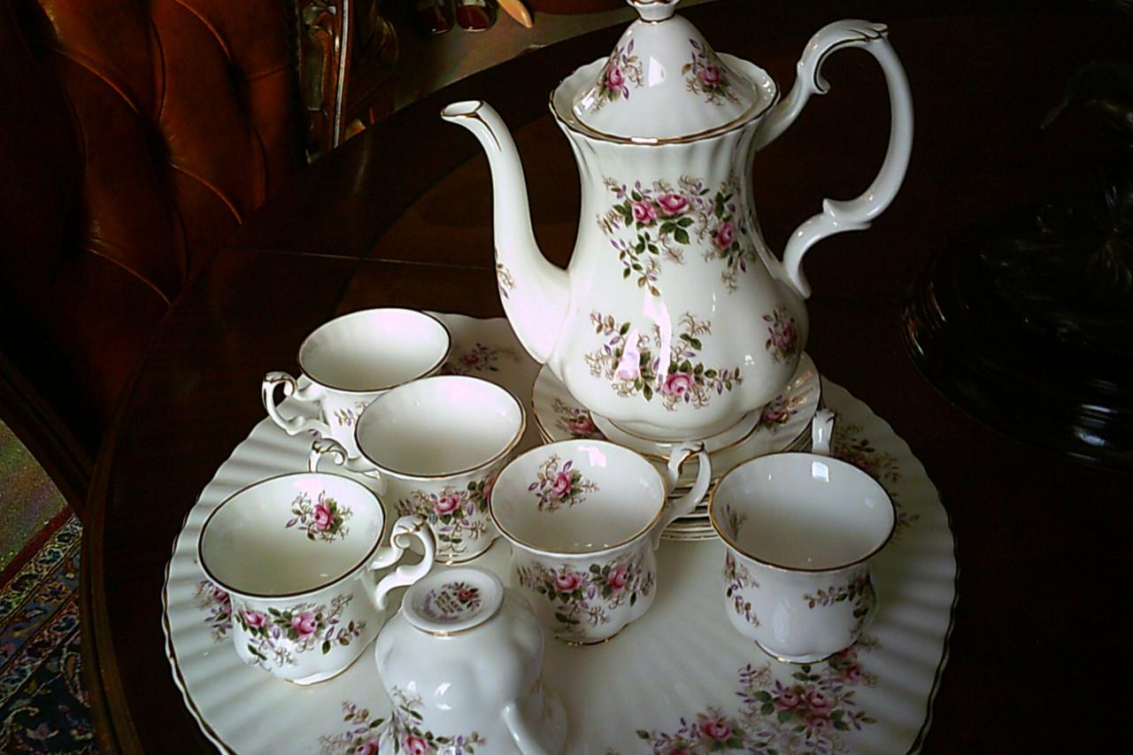 ROYAL ALBERT porseleinen 6-p. mokka servies met toebehoren - lavender rose.