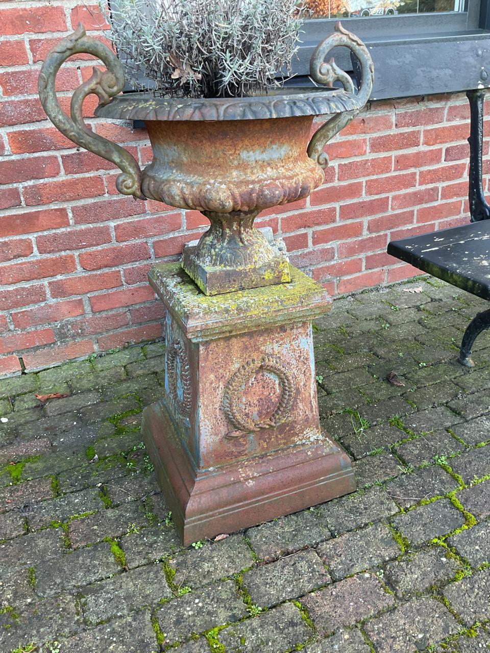 Gietijzeren tuinvazen ( groot en klein )