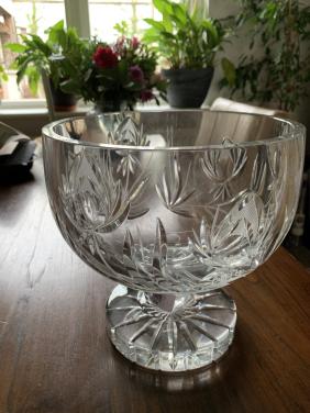 Dit is een Boheems kristallen kom op voet,  23cm doorsnee 23cm hoog